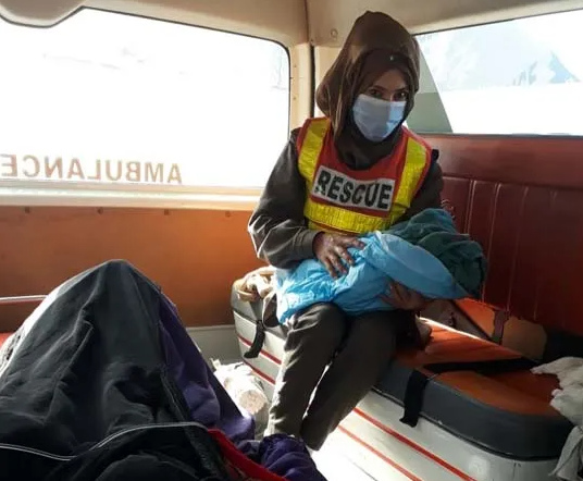 Woman Gives Birth In Rescue 1122 Ambulance ThePenPK