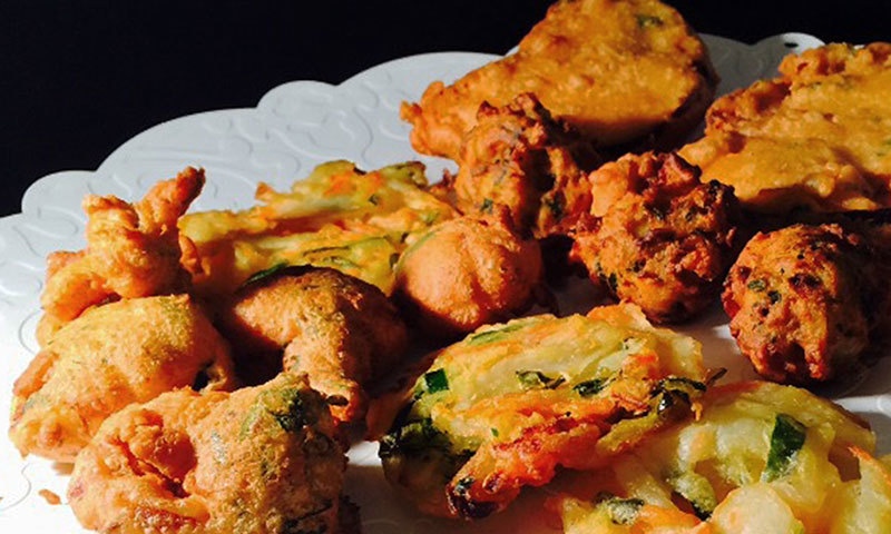 Khajoor, Pakora: Traditional Feasts Attract People During Ramazan