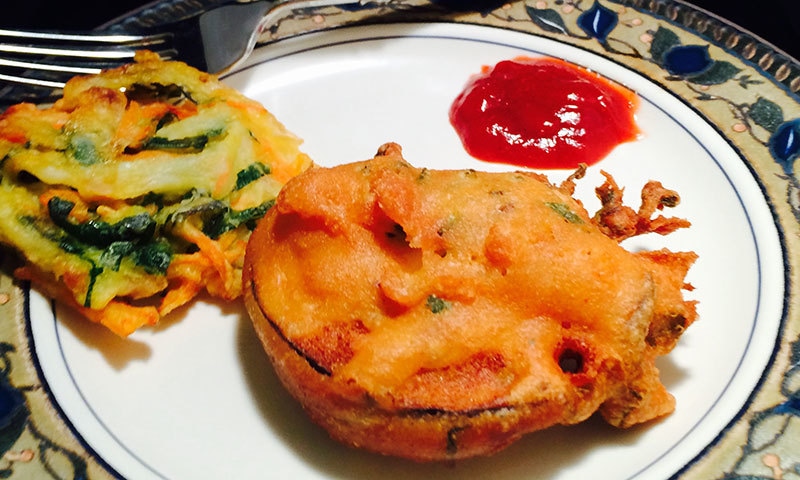 Khajoor, Pakora: Traditional Feasts Attract People During Ramazan