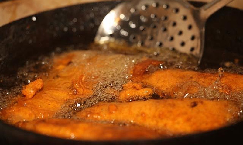 Khajoor, Pakora: Traditional Feasts Attract People During Ramazan