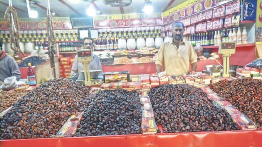 Khajoor, Pakora: Traditional Feasts Attract People During Ramazan