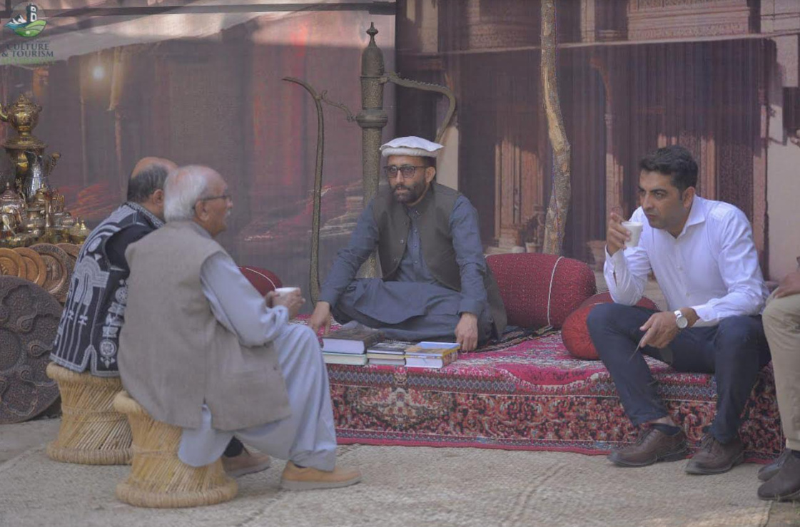 Handicrafts Delight: Foreign Tourists Flock to KP Pavilion