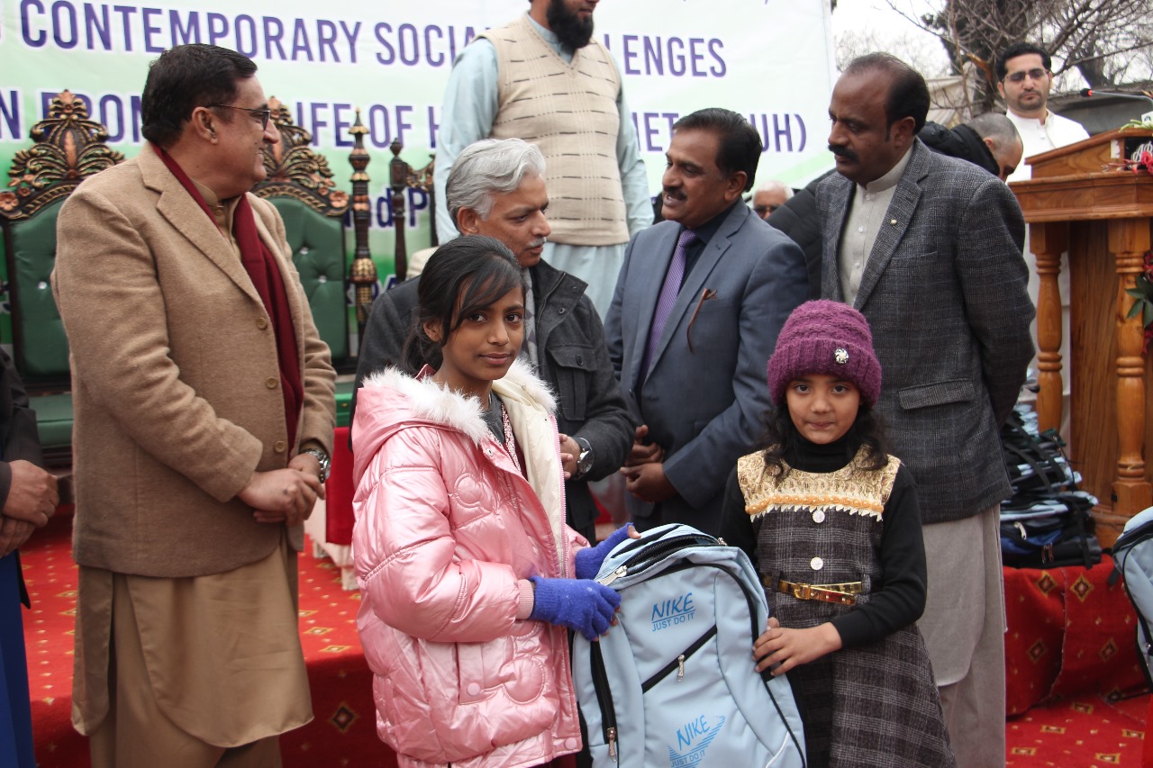 Christmas Spirit in Mosque: Muslim Students Gift Christians