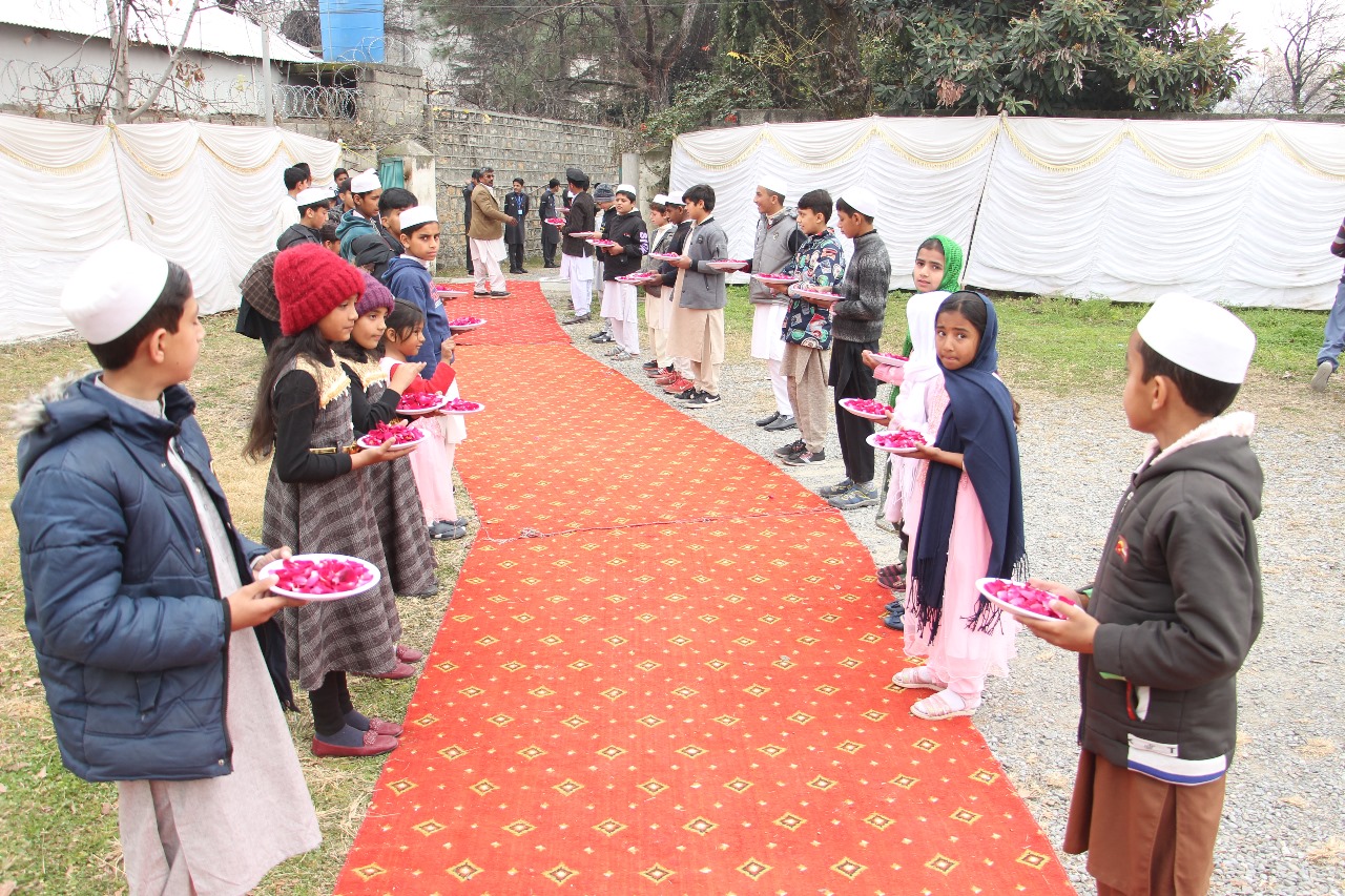 Christmas Spirit in Mosque: Muslim Students Gift Christians