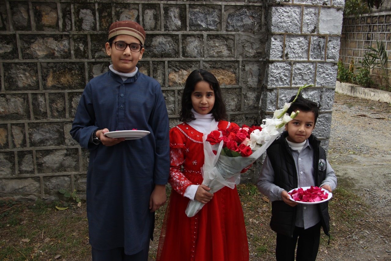 Christmas Spirit in Mosque: Muslim Students Gift Christians