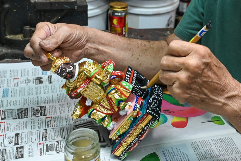 Singaporean artisans Keep Religious Icons Alive