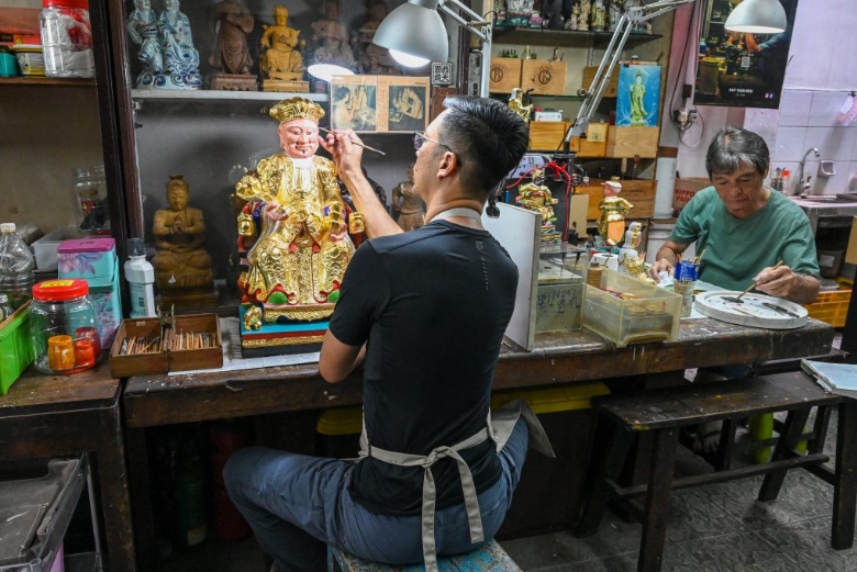 Singaporean artisans Keep Religious Icons Alive