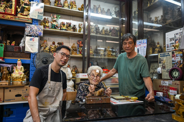 Singaporean artisans Keep Religious Icons Alive