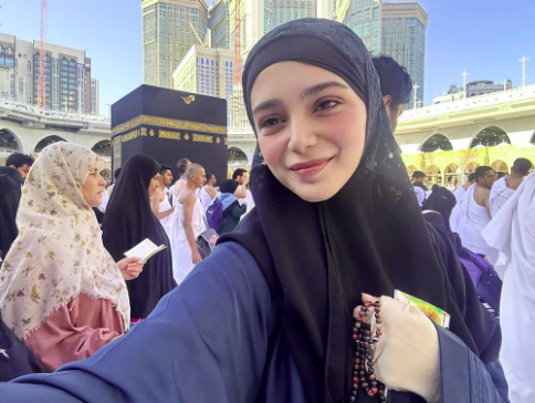 Aima Baig's Heartwarming Umrah Snaps with Father