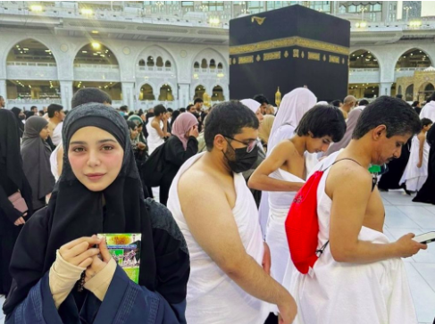 Aima Baig's Heartwarming Umrah Snaps with Father

