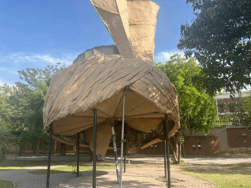 Jinnah Park in Rawalpindi, adjacent to the district courts, boasts a rich history and is a bustling hub of activities. The park attracts crowds to its various eateries