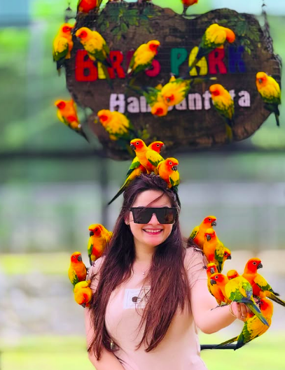 A Colorful Family Outing: Minal Khan in Sri Lanka
